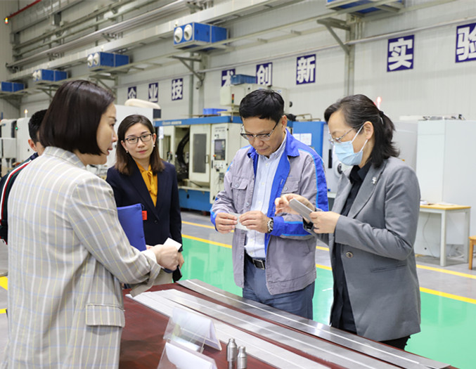 重庆市总工会副主席孙玉涛、机械冶金工会主席胡春晓一行到九游（jiuyou）官方网站集团调研指导工会工作